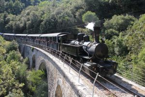 train de la bière sur le viaduc