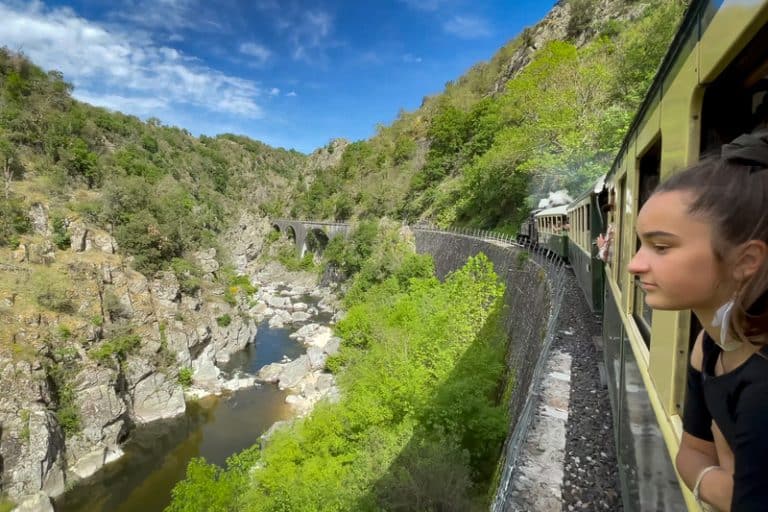 Jeune fille qui observe les paysages des Gorges du Doux depuis le Mastrou