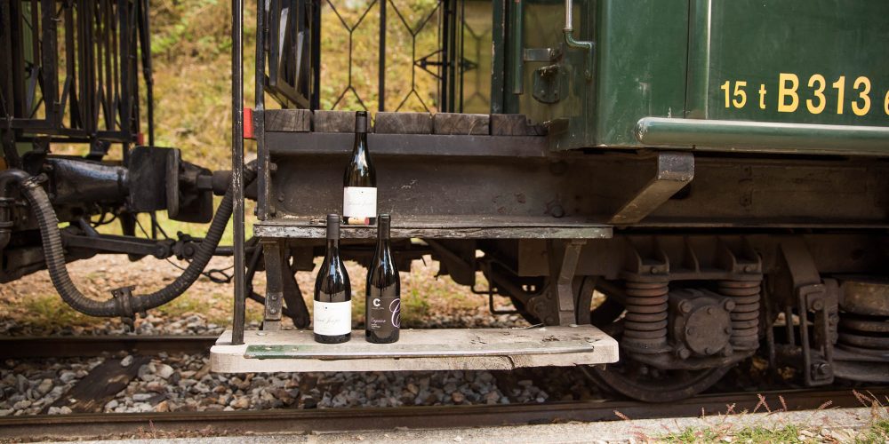 des bouteilles de vin sur le train du sommelier