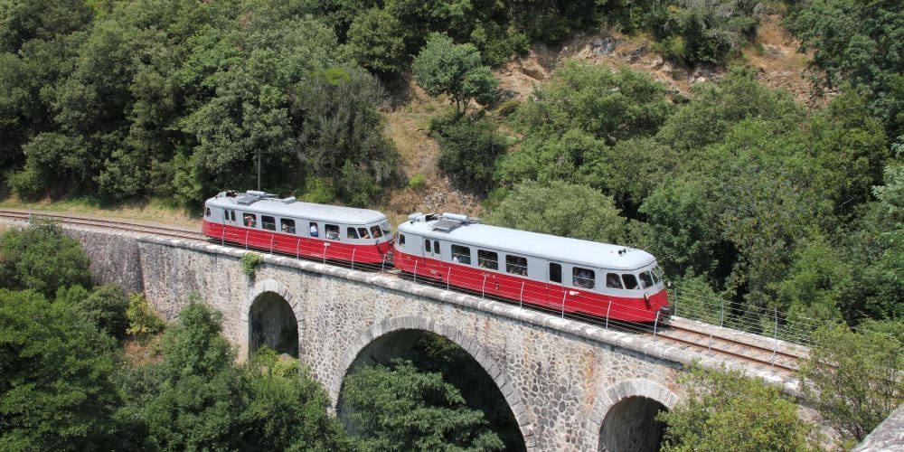 autorails sur le viaducs